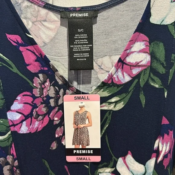 NWT Premise sleeveless Hibiscus Floral dress with a v- neck 95% Rayon 5% Spandex - Picture 4 of 9